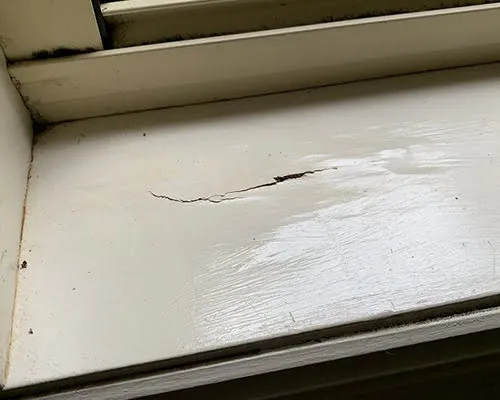 Cat tidak rata pada kusen sebagai salah satu tanda serangan rayap