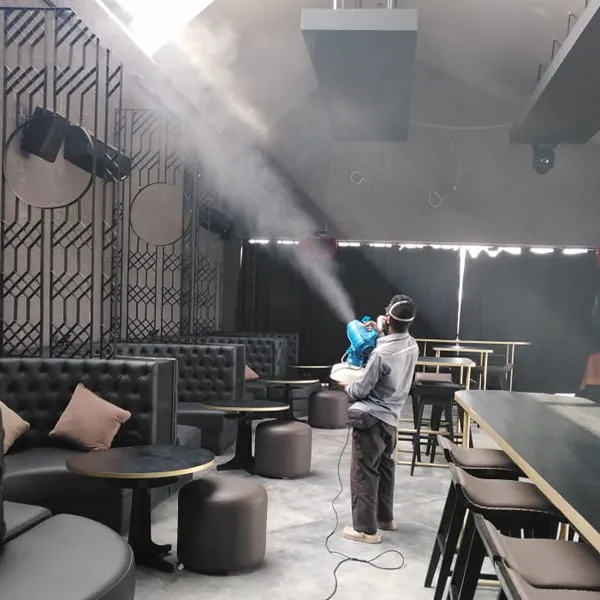 Teknisi Ecoforpest melakukan cold fogging dengan ULV fogger di area indoor