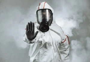 Petugas memakai pakaian pelindung dan respirator sebagai ilustrasi bahaya fumigasi