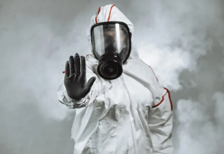 Petugas memakai pakaian pelindung dan respirator sebagai ilustrasi bahaya fumigasi