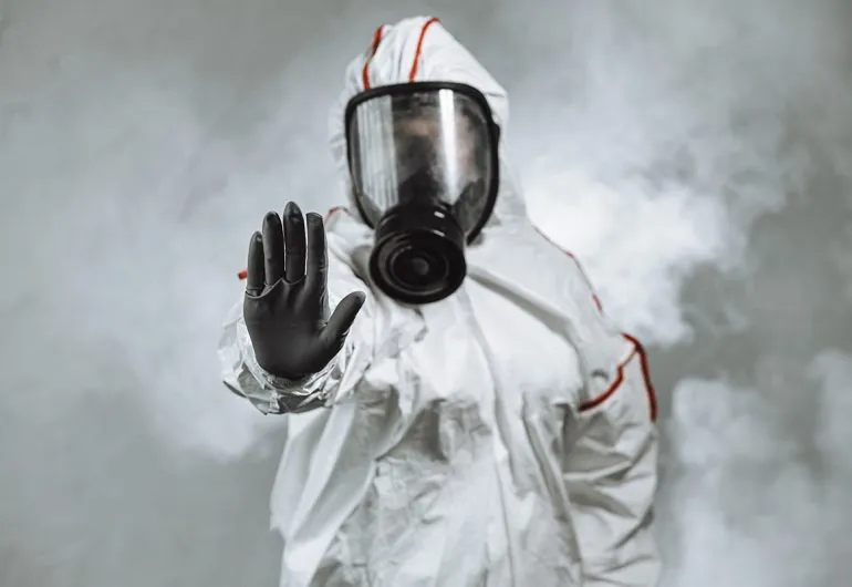 Petugas memakai pakaian pelindung dan respirator sebagai ilustrasi bahaya fumigasi