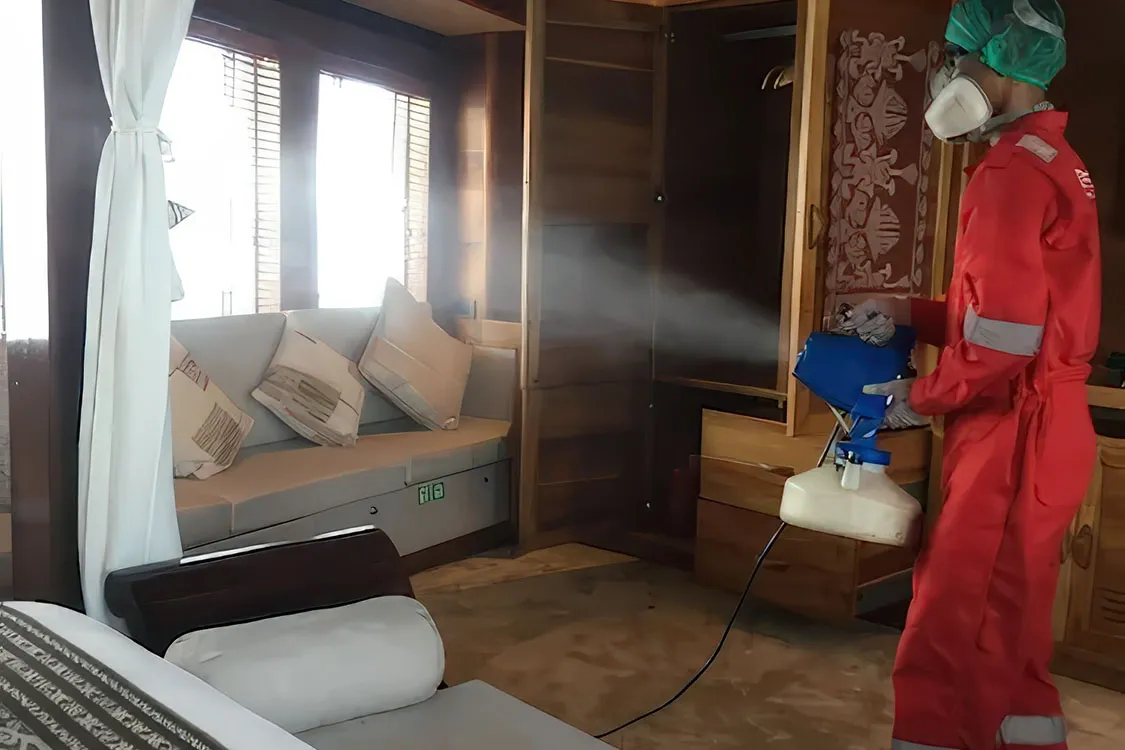 petugas melakukan disinfeksi ruangan
