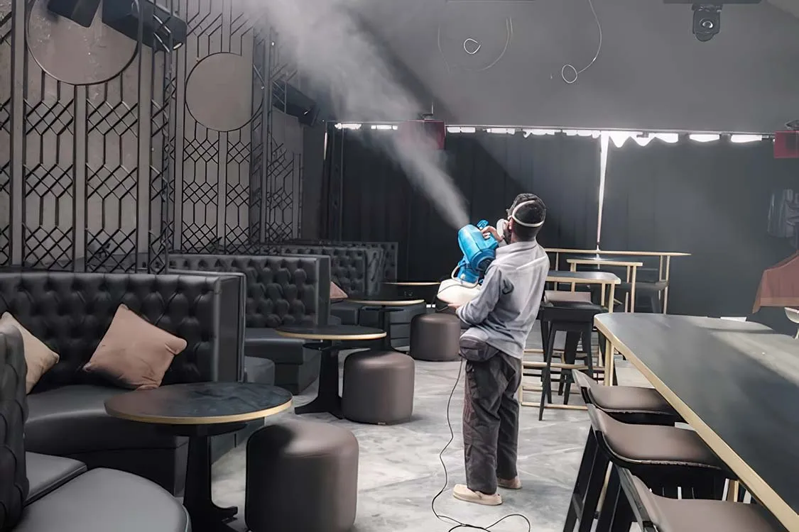 Jasa fogging nyamuk Bali untuk area indoor hotel dan restoran menggunakan teknologi pengembunan ULV yang aman.