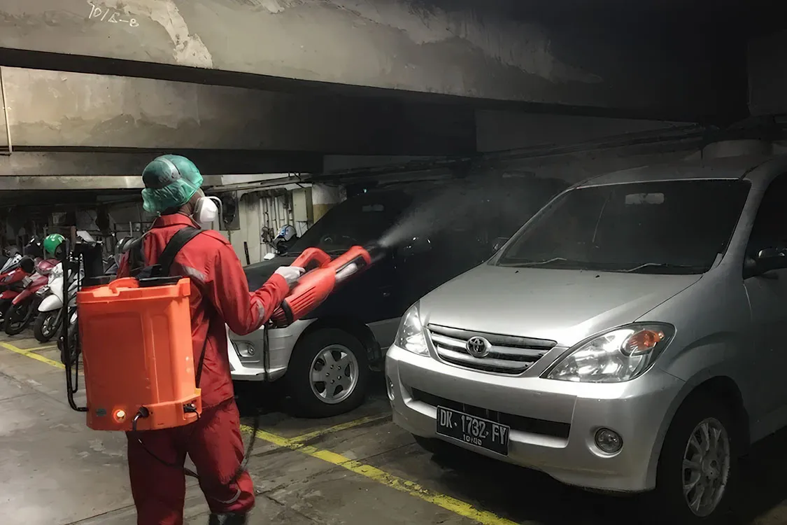 Penyemprotan disinfektan area parkir basement oleh teknisi Ecoforpest