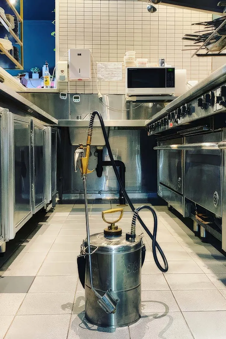 peralatan sprayer di sebuah dapur restoran