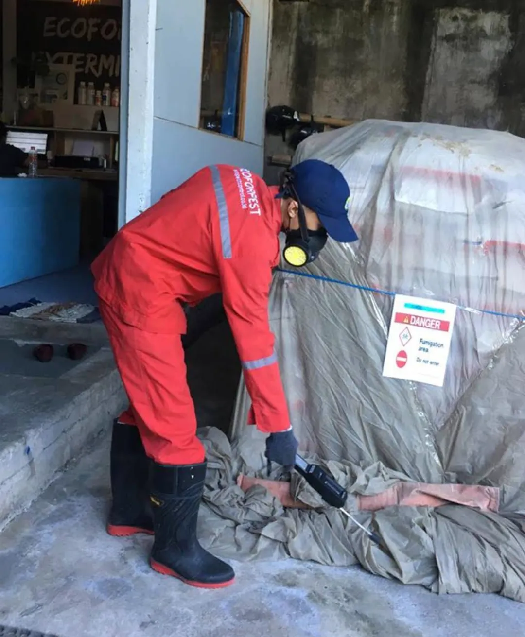 teknisi profesional ecoforpest melakukan persiapan jasa fumigasi di suatu gudang di bali