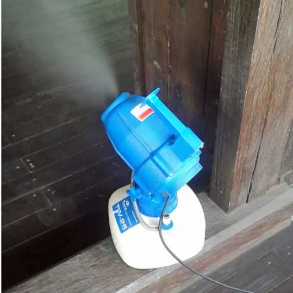 Alat thermal fogging untuk membasmi nyamuk di area luar ruangan