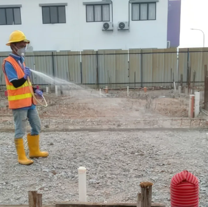 Seorang teknisi melakukan Soil Treatment