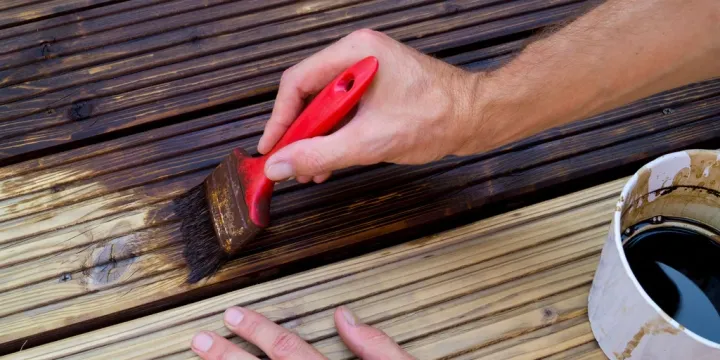 aplikasi oli bekas pada kayu